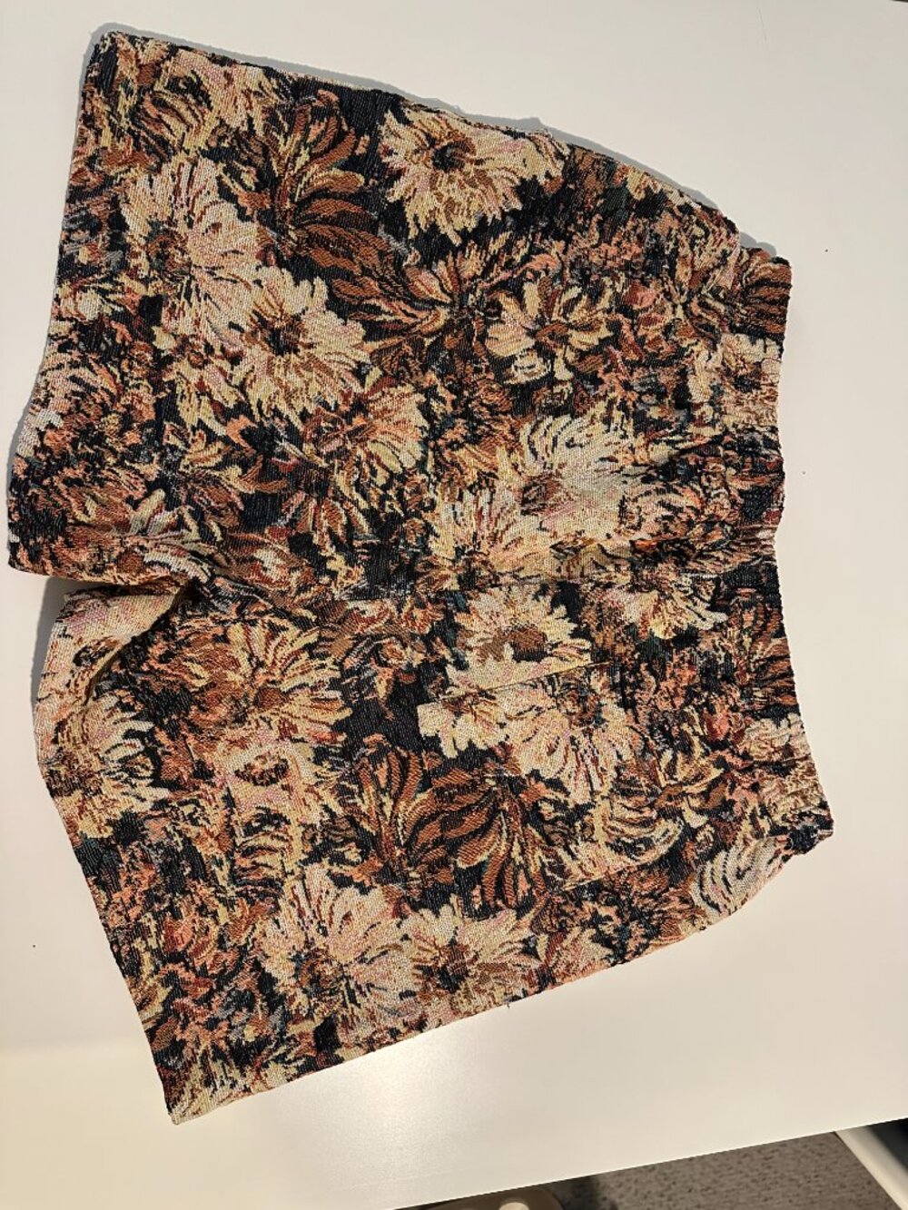 Men's floral print shorts, Size L, black, tan & dark brown - Picture 4 of 9